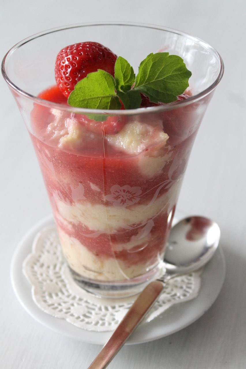 Grießflammerie im Glas mit Erdbeersoße und Erdbeersalat | cuplovecake