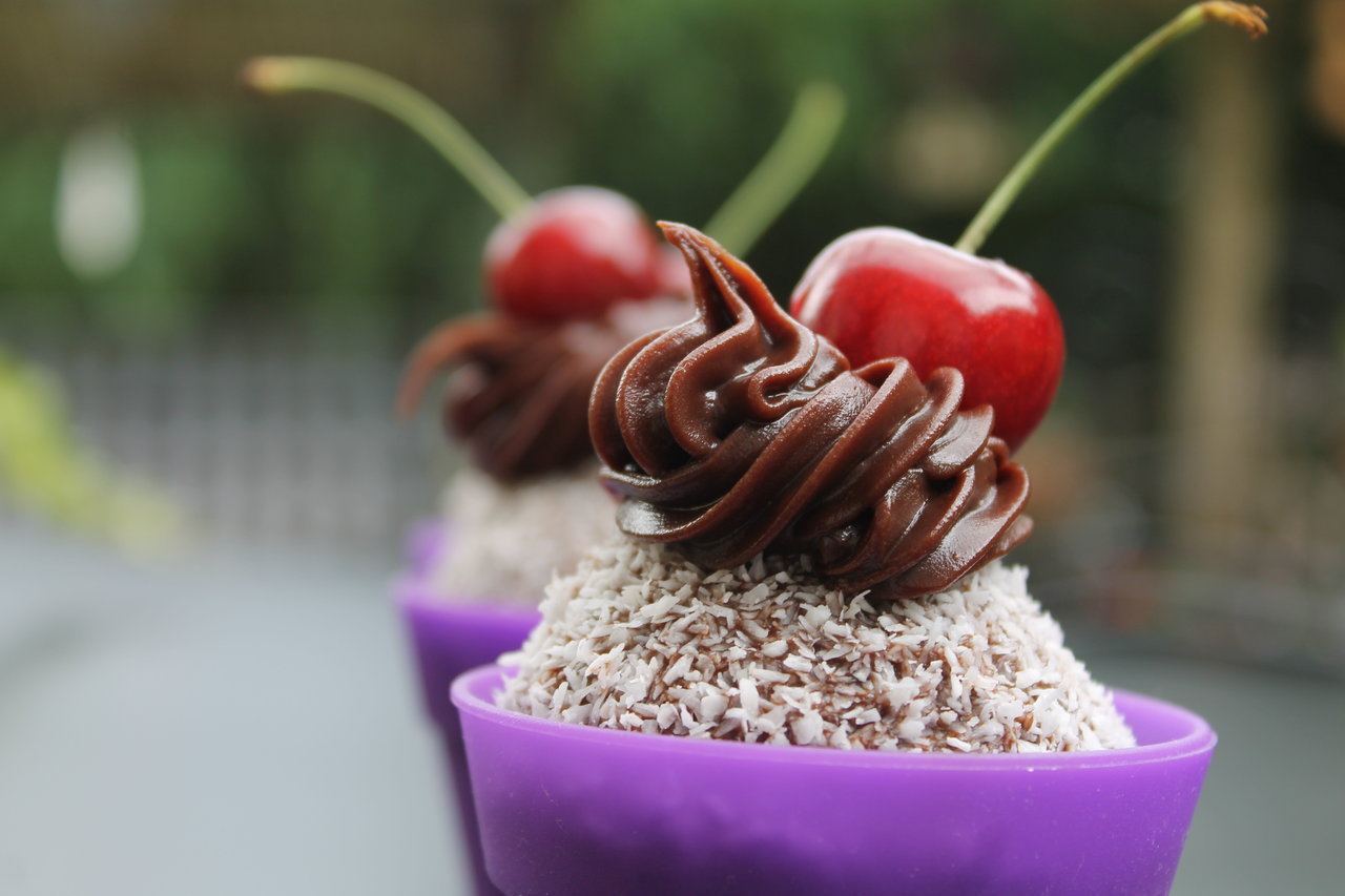 Schokoladen-Rhapsody mit Kokos und Süßkirschen | cuplovecake