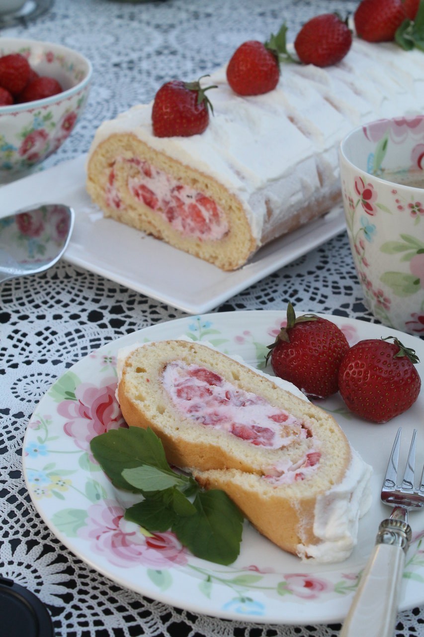 Biskuitrolle Mit Mascarpone Quark Creme Und Erdbeeren Cuplovecake