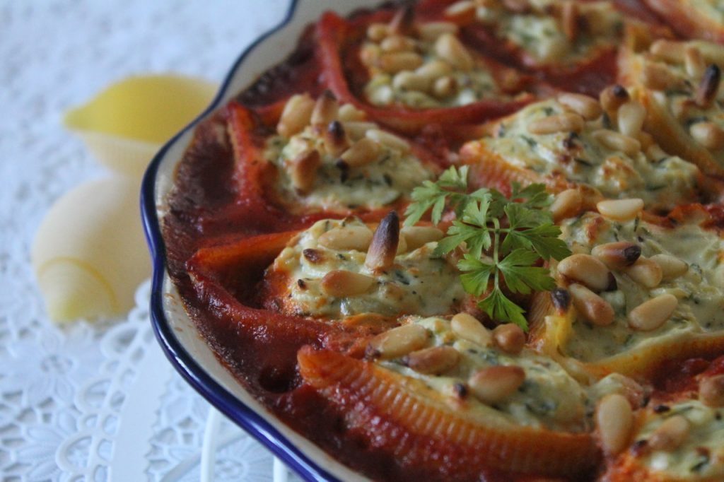 Gefüllte Muschelnudeln mit Zucchini und Ricotta in Tomatensoße ...