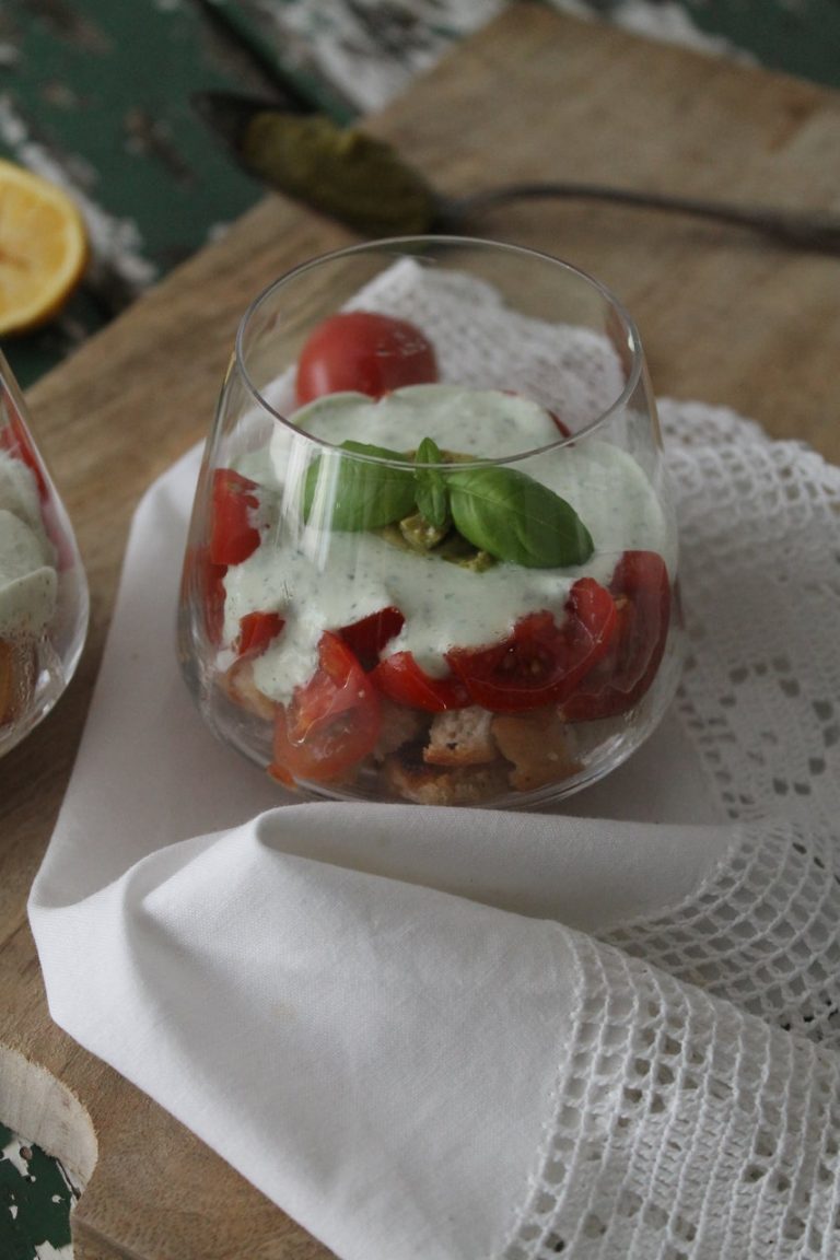 Schicht-Panzanella oder Brotsalat auf italienisch | cuplovecake