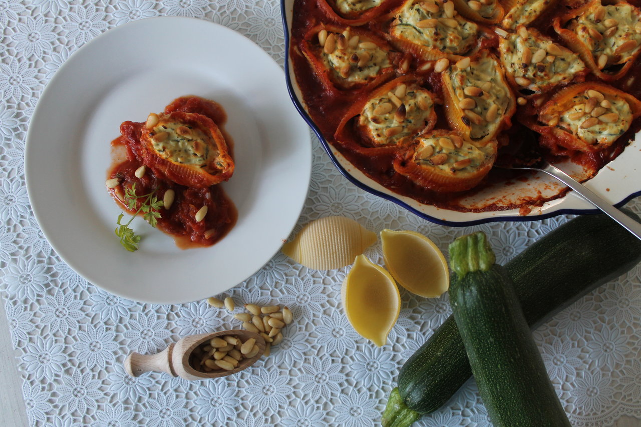 Gefüllte Muschelnudeln mit Zucchini und Ricotta in Tomatensoße ...